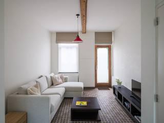Instapklare stadswoning (EPC B) met twee slaapkamers, rustig gelegen in een charmant 19de-eeuws woonerf nabij de Coupure.<br /><br />Deze gerenoveerde woning is gelegen in een charmant 19de-eeuws woonerf met een karakteristieke binnenkoer en een uitgesproken historische en gezeliige sfeer. Het autoluwe karakter zorgt voor een verrassende rust en geborgenheid, met de Coupure op wandelafstand en het stadscentrum op korte fietsafstand. <br /><br />De woning werd kwalitatief gerenoveerd met respect voor haar karakter en met aandacht voor hedendaags wooncomfort. De praktische indeling, aangename lichtinval en warme uitstraling maken er een bijzonder fijne stadswoning van.<br /><br />Zowel de voorgevel als het dak werden geïsoleerd en de verwarming gebeurt via een condenserende gaswandketel. Met een EPC B-label, een conforme elektrische keuring en een asbestveilig asbestattest is deze woning volledig instapklaar en toekomstgericht. <br /><br />De woonoppervlakte is eerder bescheiden, maar wordt bijzonder efficiënt benut en biedt verrassend veel wooncomfort. Zo combineert deze woning het praktische gemak van een appartement met de privacy en zelfstandigheid van een eigen woning, zonder vaste gemeenschappelijke kosten.<br /><br />Een karaktervolle en zorgeloze stadswoning op een rustige, haast verborgen locatie nabij de Coupure.<br /><br />Voor meer informatie, mail naar info@carloeggermont.be 