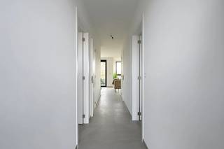 INDIEN U EEN BEZOEK WENST IN TE PLANNEN GELIEVE EEN BEZOEK AAN TE VRAGEN VIA WWW.HILLEWAERE.BE VIA DE RODE KNOP. <br /><br />BEZOEKEN ZIJN PAS MOGELIJK IN DE LAATSTE WEEK VAN AUGUSTUS.<br /><br />LET WEL: De foto's zijn van een gelijkaardig appartement en dienen ter illustratie. De inrichting en afwerking kunnen licht afwijken van de werkelijke situatie.<br /><br />Dit aangename gelijkvloers appartement van 87 m² is gelegen in het groene parkdomein Neerhof, op een boogscheut van het gezellige centrum van Oud-Turnhout. Een fijne combinatie van rust, groen en een centrale ligging.<br /><br />Indeling:<br />Je komt het appartement binnen via een eigen inkomhal, die grenst aan de gemeenschappelijke tuin. Vanuit de hal heb je meteen toegang tot de twee slaapkamers, de badkamer en het aparte toilet.<br /><br />Verder kom je in de aangename leefruimte met een volledig ingerichte open keuken, voorzien van een vaatwasser, combi-oven, koelkast met vriesvak en keramische kookplaat. Aansluitend is er een praktische berging met aansluiting voor een wasmachine.<br /><br />Via het schuifraam in de woonkamer stap je rechtstreeks het privéterras op. Hier geniet je in alle rust van je eigen buitenruimte en het mooie zicht op de achterliggende parktuin.<br /><br />Bij het appartement hoort bovendien een ondergrondse autostaanplaats (nr. 7) met aansluitend een privatieve berging. Er is eveneens een gemeenschappelijke bovengrondse fietsenberging.<br /><br />Bijzonderheden<br />- Onmiddellijk beschikbaar<br />- Servicekosten: € 50 per maand<br />- Provisie verwarming: € 90 per maand<br />- Verwarming via geothermie en warmtepomp<br />- Lift aanwezig tot in de parkeerkelder