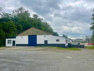Gelegen aan de Rue du Many 111 in Seraing biedt dit veelzijdige industriële site een totale oppervlakte van ± 4.385 m² en combineert alles wat...