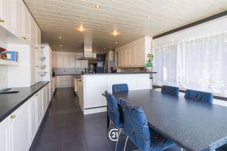 Welkom in deze fantastische woning in het hart van Liedekerke! Dit ruime gezinshuis biedt u alles wat u nodig heeft voor een comfortabel en modern leven. Met een totale bewoonbare oppervlakte van 357 m² en een grondoppervlakte van 493 m² beschikt deze woning over uitstekende mogelijkheden voor het hele gezin.De woning is voorzien van drie ruime slaapkamers, met veel natuurlijk daglicht. Dankzij de twee badkamers hoeft u zich geen zorgen te maken over uw dagelijkse comfort. De keuken is een absoluut hoogtepunt! Deze grote, open ruimte beschikt over een uitgebreide keukenuitrusting, een centraal kookeiland, en moderne apparatuur. Perfect om uw lievelingsgerechten klaar te maken voor het hele gezin. De grote ramen zorgen voor overvloedig daglicht en bieden uitzicht op de tuin. De eetkamer grenst naadloos aan de keuken en biedt voldoende ruimte voor gezellige maaltijden. Vanaf hier heeft u direct toegang tot een grote, zonnige woonkamer met uitzicht op de tuin. Deze ruimte voelt uitnodigend aan en is ideaal voor ontspanning.De gelijkvloers en eerste verdieping kunnen afzonderlijk gebruikt worden als wooneenheden, wat ideaal is voor een kangoeroewoning. De woning beschikt over een ruime garage waar uw voertuig veilig is opgeborgen, en u kan eveneens gebruik maken van drie staanplaatsen voor de woning. De ligging in Liedekerke is uitstekend, met goede bereikbaarheid naar winkels, scholen en openbaar vervoer. Dit huis is een echte familieparel die wacht op nieuwe eigenaren die willen genieten van ruimte, kwaliteit en comfort.