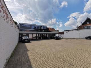<p><strong>Bovengrondse afgesloten autostaanplaats in de Steenweg op Gierle 150 (P002) te Turnhout. Beschikbaar: onmiddellijk.</strong></p>
<p><strong>Ligging:</strong> gunstig gelegen op de Steenweg op Gierle te Turnhout. Vlot bereikbaar en belangrijke invalswegen.<span><br /></span></p>
<p><span><strong>Beschrijving:</strong> Minimale huurpreriode 1 jaar. Huurprijs: € 70,00 per maand.</span></p>
