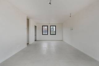 Deze ruime energiezuinige nieuwbouwwoning (bewoonbare oppervlakte +/- 197 m²) beschikt over 3 volwaardige slaapkamers en een badkamer. Er is de mogelijkheid voor een vierde, vijfde en badkamer op zolder. Buiten is er een carport voorzien en zuidwest gerichte tuin.Deze woning wordt volledig afgewerkt. INDELINGGelijkvloers:Inkomhal - apart toilet - leefruimte - open keuken - wasplaats/berging- tuin - carport Eerste verdiep:Nachthal - apart toilet - slaapkamer 1 - slaapkamer 2 - slaapkamer 3 - badkamer met bad en doucheTweede verdiep:Zolder met vaste trap met mogelijkheid om een 4de slaapkamer + 5de slaapkamer + badkamer + bergruimte te creërenDerde verdiep:Extra zolder met valtrapTROEVEN+ BEN-woning - 10 zonnepanelen+ Regenwaterput 10.000l+ Ventilatiesysteem D+ 4 verdiepingen+ Mogelijkheid voor 4de & 5de kamer & badkamer in zolder+ Woning wordt nog volledig afgewerkt+ Volledige vrijstelling onroerende voorheffing eerste 5 jaarVerkoop onder 21% BTW! Contacteer ons voor een afspraak 065 605 605 of via rob.vandaele@dewaele.comDeze AI-visualisaties zijn bedoeld als inspiratie. Er werd geen rekening gehouden met technische specificaties, stedenbouwkundige voorschriften of de concrete mogelijkheden tot realisatie.
