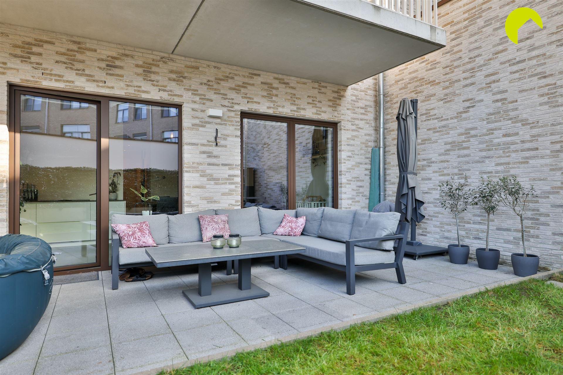 Recent gelijkvloers met aangename tuin pal in het centrum! - foto 2