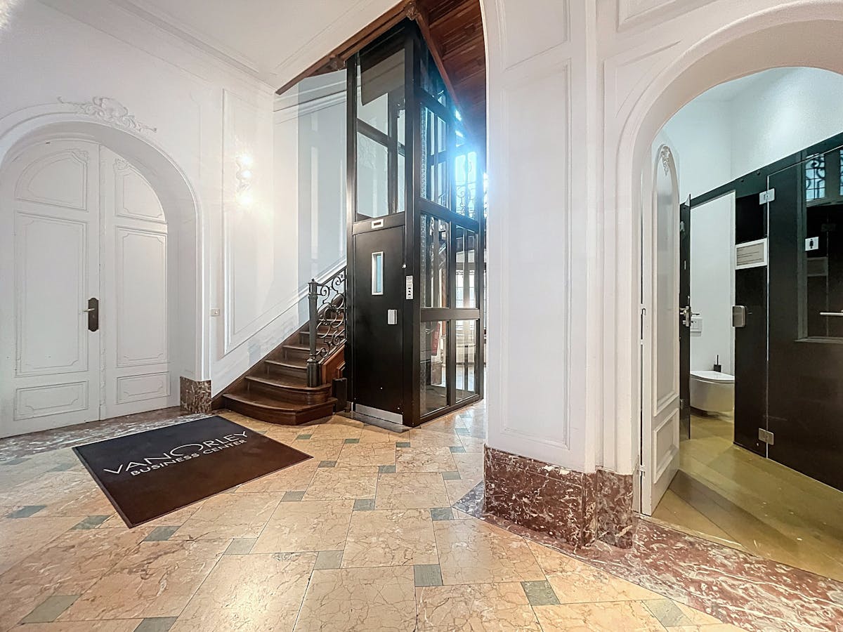 Karaktervol kantoor (180 m²) in statig herenhuis Brussel - foto 5