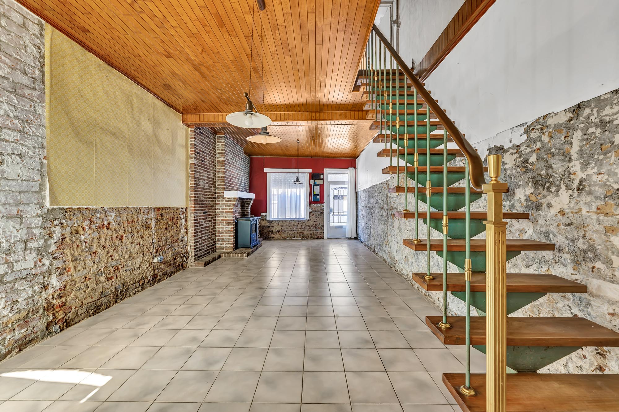 Te renoveren woning met veel potentieel en prachtige tuin - foto 4