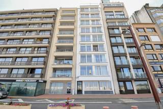 Gerenoveerde studio met slaaphoek en frontaal zeezicht – Zeedijk Heist<br />Deze volledig gerenoveerde studio ligt op de eerste verdieping van een residentie op de Zeedijk en biedt een adembenemend frontaal zeezicht.<br />Indeling:<br />Gezellige woonkamer met toegang tot het balkon en prachtig uitzicht over zee<br />Open, volledig ingerichte keuken<br />Afgesloten slaaphoek<br />Badkamer met douche, lavabo en toilet<br />In de kelderverdieping beschikt u over een private berging.<br />Een topper als tweede verblijf, starterswoning of investering op een unieke locatie aan de kust!<br />Contact<br />Denis – 050/550.750 – info@perspectiefvastgoed.be – 7/7 bereikbaar