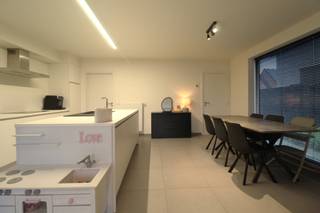 Energiezuinige nieuwbouwwoning te huur gelegen langs het Groene-Herdersgoed te Roeselare.Deze woning beschikt over alle nodige hedendaagse comfort en...