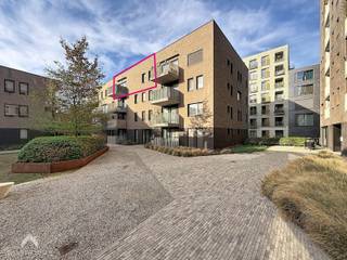 <p>Recent en instapklaar éénslaapkamerappartement, rustig gelegen in de Regatta-wijk op Linkeroever. Dankzij de vlotte verbinding naar de autosnelweg en de nabijheid van de tram, fietsostrade en voetgangerstunnel is het centrum van Antwerpen vlot bereikbaar. Het appartement omvat een inkomhal met vestiairehoek, een aangename en lichtrijke leefruimte met zithoek en eetplaats en een open keuken, voorzien van alle comfort. Vanuit de leefruimte is er toegang tot het gezellige terras met zonneluifel en zicht op het centrale binnenplein van de site. Het slaapgedeelte bestaat uit een ruime slaapkamer met en-suite badkamer, voorzien van een douche en enkele lavabo. Verder zijn er een apart toilet en een technische ruimte met aansluitingen voor wasmachine en extra bergruimte. Op de kelderverdieping beschikt u over een privatieve staanplaats nr. 104 en een kelderberging van ca. 3,44 m². Daarnaast is er een afgesloten gemeenschappelijke fietsenberging. Ideaal als eerste eigen woning of investering.</p>
<p>Extra troeven:</p>
<p>Energiezuinig Conforme elektrische installatie<br />Private staanplaats nr. 104<br />Ruime kelderberging<br />Lift aanwezig<br />Screens aan de ramen<br />Gezellig terras met zonneluifel <br />Afgesloten fietsenberging<br />Rustige ligging op Linkeroever<br />Instapklaar</p>
<p>Deze woning is te koop ZONDER makelaar via het concept van Smart Houses! Wenst u verdere inlichtingen of een bezoek? Contacteer rechtstreeks de eigenaar via <span>+32475653189</span></p>