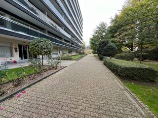 <p><span>Bright 2-bedroom apartment with terrace in the centre of Mechelen</span></p><p><span><br />This pleasant and bright apartment on the fifth floor offers comfortable living in the heart of Mechelen. Thanks to the elevator, you can reach the apartment with ease.</span></p><p><span><br />From the entrance hall, you have access to all rooms: a spacious and light-filled living area with parquet flooring, a separate kitchen, two full-size bedrooms, a separate guest toilet and a bathroom with a shower-in-bath. The terrace provides a practical outdoor space, ideal for those who like to step outside for a moment.</span></p><p><span><br />The neighbourhood is known for its central location, with numerous shops, cosy restaurants and cafés, and daily amenities within walking distance perfect for anyone who enjoys city life with all comforts close by.</span></p><p><span><br />Furthermore, the apartment has a favourable EPC certificate and a communal bicycle storage room.<br />The monthly communal charges amount to €180, including water consumption and central heating. </span></p>