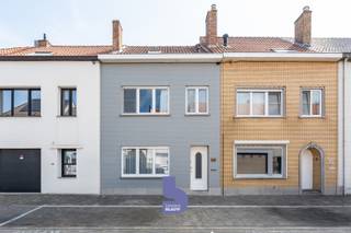 Bent u op zoek naar een instapklare, ruime gezinswoning met een zonnige buitenruimte? Dan is deze volledig gerenoveerde woning in een rustige en kindvriendelijke buurt van Oostende beslist een bezoek waard.<br /><br />Deze verzorgde woning werd in 2018 grondig gerenoveerd en combineert hedendaags wooncomfort met een praktische indeling. Dankzij de centrale ligging bevinden winkels, scholen, openbaar vervoer, horeca en sportfaciliteiten zich allemaal op wandelafstand.<br /><br />Via de inkomhal betreedt u de gezellige en lichtrijke leefruimte, die naadloos overgaat in de moderne open keuken. Deze is volledig uitgerust met kwalitatieve toestellen, waaronder een inductiekookplaat, vaatwasser, ingebouwde koelkast, diepvries en combi-oven. Vanuit de keuken heeft u rechtstreeks toegang tot de zuidgerichte koer, een heerlijke plek om te genieten van de zon. Achteraan bevindt zich bovendien een praktische berging, ideaal voor fietsen en tuin- of terrasmateriaal.<br /><br />Op de eerste verdieping bevinden zich twee ruime slaapkamers en een stijlvolle, volledig vernieuwde badkamer met inloopdouche, wastafel met spiegelkast, hangtoilet en extra bergruimte.<br /><br />De tweede verdieping biedt nog twee volwaardige slaapkamers, bereikbaar via een vaste trap. Eén kamer beschikt over ingebouwde kasten, terwijl de andere voorzien is van een wastafel met warm en koud water. Daarnaast is er nog een praktische bergzolder.<br /><br />Ook technisch scoort deze woning uitstekend. Zo beschikt ze over een gunstig EPC B, conforme elektriciteit, een recente condensatieketel op aardgas en rolluiken aan alle ramen.<br /><br />Kortom, een verrassend ruime, instapklare gezinswoning met vier slaapkamers, een zonnige koer en een uitstekende ligging in Oostende. Ideaal voor wie zonder zorgen wil verhuizen.
