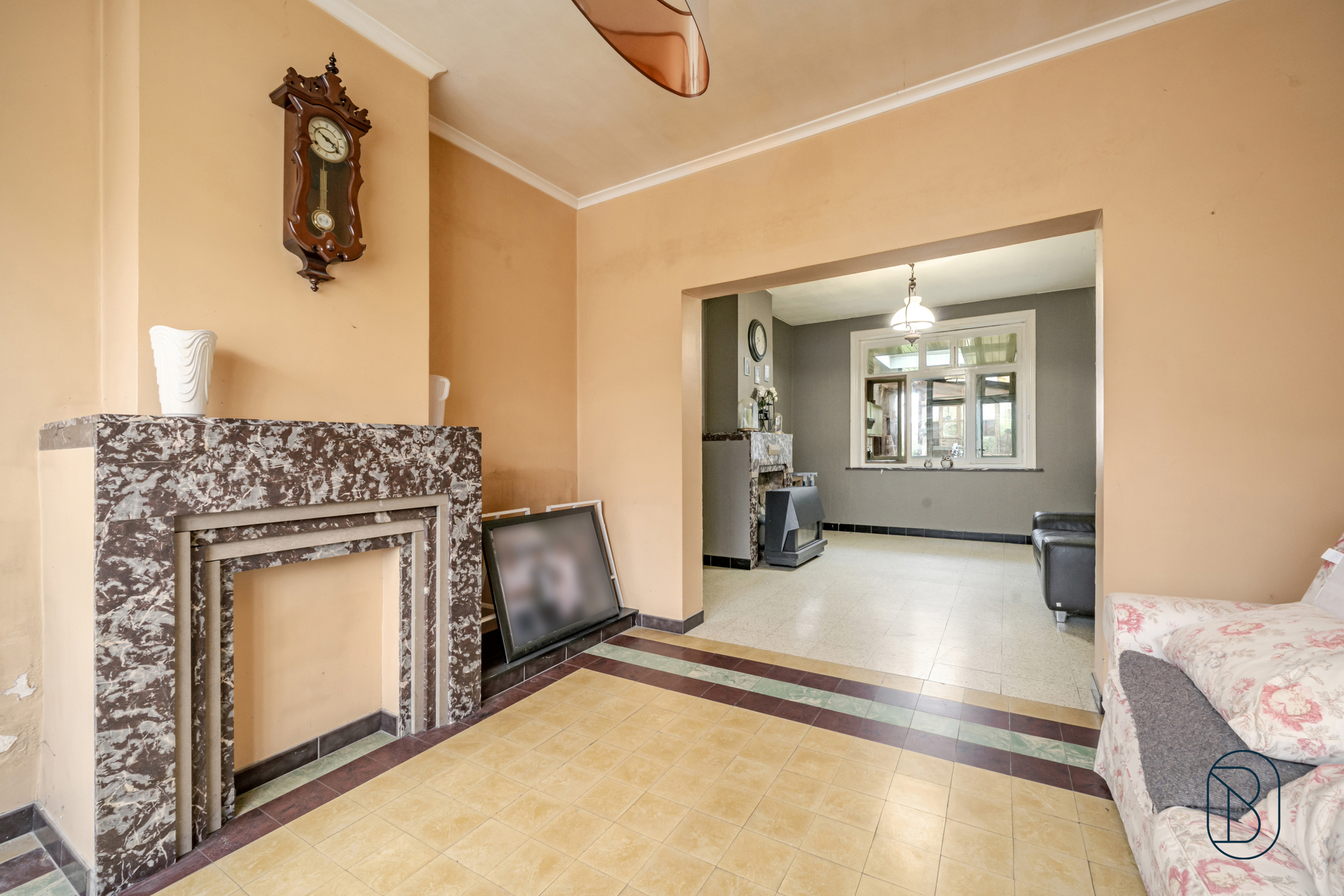 Degelijke woning met oprit en grote tuin + 307 m² bouwgrond! - foto 5