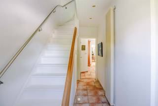 <p><span>Bent u op zoek naar een instapklare halfopen bebouwing met garage in Burcht? Dan is deze verzorgde woning absoluut een bezoek waard.</span></p><p><span> </span></p><p><span>De woning bevindt zich in een rustige straat op een uitstekende locatie, vlakbij het op- en afrittencomplex van de E17. Winkels, scholen en het prachtige natuurgebied van de Burchtse Weel bevinden zich bovendien op wandelafstand.</span></p><p><span> </span></p><p><span>De belangrijkste troeven zijn alvast: </span></p><ul><li><span>Recente renovatiewerken: nieuw dak, zonnepanelen,… en volledig instapklaar</span></li><li><span>Oprit en zeer grote garage</span></li><li><span>Veel natuurlijk daglicht dankzij grote raampartijen</span></li><li><span>3 volwaardige slaapkamers</span></li></ul><p><span> </span></p><p><span>De indeling van het gelijkvloers is als volgt: </span></p><p><span>Via de inkomhal betreedt u de aangename leefruimte met open, volledig ingerichte keuken. Verder is er een praktische bureauhoek en toegang tot een droge kelder. Achteraan bevinden zich een extra bergruimte en een apart gastentoilet.</span></p><p><span> </span></p><p><span>Buiten geniet u van een gezellig terras met veel privacy. De aanwezige jacuzzi vormt een leuke extra troef. Daarnaast beschikt de woning over een recente en bijzonder ruime garage van maar liefst 35 m², ideaal voor stockage, hobbyruimte of het stallen van fietsen en materiaal.</span></p><p><span> </span></p><p><span>De indeling van de eerste verdieping is als volgt: </span></p><p><span>Op de eerste verdieping bevinden zich twee ruime slaapkamers (ca. 15 m² en 9 m²), een bureau of babykamer (ca. 4 m²) en een badkamer. </span></p><p><span> </span></p><p><span>De indeling van de tweede verdieping is als volgt: </span></p><p><span>De tweede verdieping omvat een ruime derde slaapkamer van ongeveer 30 m². Aansluitend bevindt zich nog een extra zolderruimte die bijkomende opbergmogelijkheden biedt. </span></p><p><span> </span></p><p><span>De woning onderging de voorbije jaren verschillende renovatiewerken, waaronder de plaatsing van een nieuw geïsoleerd dak, een recente cv-ketel en zonnepanelen.</span></p><p><span> </span></p><p><span>Een ideale woning voor wie op zoek is naar comfortabel en rustig wonen op een centrale locatie, met alle voorzieningen binnen handbereik.</span></p><p><span> </span></p>