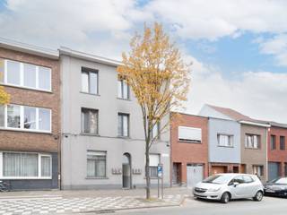 <p><strong>Investeren in stabiliteit en rendement</strong>. Dit opbrengsteigendom bestaat uit zes afzonderlijke appartementen, ideaal gelegen nabij winkels, openbaar vervoer en belangrijke in- en uitvalswegen. Een uitstekende kans voor wie op zoek is naar een stabiele en zorgeloze investering.</p><p><br /></p><p><strong>Het gebouw bestaat uit</strong> 6 volwaardige wooneenheden. Elk appartement is lichtrijk en praktisch ingedeeld, met telkens twee of drie slaapkamers. De gelijkvloerse verdiepingen beschikken over een tuin. Alle units hebben afzonderlijke meters, wat het beheer eenvoudig maakt.</p><p><br /></p><ul><li>Elektriciteit conform</li><li>Stabiel huurrendement (5,4%)</li><li>Afzonderlijke nutsvoorzieningen</li><li>Mogelijkheid tot verdere optimalisatie</li></ul>