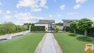 SCHAFFEN – Charmante woning in massieve houtbouw met mogelijkheid tot huren van opslagruimtesDeze unieke woning, gebouwd in 2014 in duurzame...