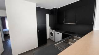 <p><span>In een hedendaags gebouw (bouwjaar 1998) op de 3de verdieping met lift bieden wij u dit ruim appartement met 2 slaapkamers en bijhorend individuele garagebox.</span></p><p><span>Dit ruim appartement beschikt over een ruime woonkamer met aansluitend een standaard open, ingerichte keuken, badkamer met douche en lavabo, apart toilet, 2 ruime slaapkamers (11m² en 13m²) met doorgang naar terras.</span></p><p><span>Gunstig EPC label B / score van 142Kwh/m²</span></p><p><span>Interesse? Boek dan snel uw afspraak en kom zeker niet TE LAET!</span></p><p><span> </span></p>