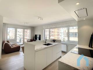 Bel appartement d'angle de 2 chambres à coucher à distance de marche de la plage. Cet appartement a été rénové avec goût, avec de nombreux placards intégrés, une cuisine moderne, du parquet, etc.<br /><br />Aménagement : entrée avec débarras (avec branchement pour machine à laver), toilettes séparées et vestiaire spacieux. Séjour orienté vers l'ouest et très lumineux, 2 chambres dont une grande chambre avec lit double et armoire encastrée, une 2ème chambre avec lit superposé pliable et fenêtre extérieure. Salle de douche spacieuse accessible séparément depuis le hall de nuit. Cuisine ouverte entièrement équipée avec îlot de cuisson (plan de travail en marbre de Carrare, réfrigérateur et plaques de cuisson).<br /><br />Rangement des vélos au rez-de-chaussée de l'immeuble.<br /> 