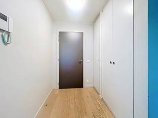 LIGGING:<br /><br />Dit appartement geniet een uiterst centrale ligging en bevindt zich toch in het groen! "Park Van Damme" werd ontworpen met oog voor de integratie van het unieke park waar het appartement zich bevindt. Het centrum van Eeklo is op wandel/fietsafstand. Tevens geniet u van uitstekende verbindingen met de snelwegen. <br /><br />INDELING: <br /><br />Hal - leefruimte - keuken voorzien van de noodzakelijke apparaten - toilet - berging - 1 slaapkamer - badkamer met inloopdouche - terras - tuin- autostaanplaats<br /><br />EXTRA INFO:<br /><br />Deze eigendom is beschikbaar vanaf 01/10/2026.<br />In de huurprijs is er een autostaanplaats voorzien.<br />Het appartement is volledig geschilderd en instapklaar. <br />De verwarming is voorzien op basis van aardgas via radiatoren.<br /><br />BEZOEKAANVRAAG:<br /><br />Interesse om dit appartement te bezoeken? Vraag dan zeker je bezoek aan via MijnHuurprofiel via UITSLUITEND de website van Dewaele!