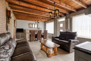  In Vladslo, een deelgemeente van Diksmuide, en gelegen langs de invalsweg Diksmuide-Torhout, vindt u deze te renoveren halfopen bebouwing op...