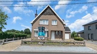<p>Aan de Deurnestraat 84 bevindt zich deze ruime woning uit 1964, gelegen op een prachtig perceel van <strong>12a 35ca</strong>. Een eigendom met heel wat potentieel, ideaal voor wie op zoek is naar een woning die volledig naar eigen smaak kan worden vernieuwd, op een toplocatie in Paal.</p>
<p>Met een bewoonbare oppervlakte van <strong>210 m²</strong> biedt de woning alle ruimte voor een gezin. Ze beschikt over <strong>3 slaapkamers</strong>, een inpandige garage en een praktische indeling die een uitstekende basis vormt voor een hedendaagse renovatie.</p>
<p>We gaan het niet verbloemen: deze woning vraagt een grondige opfrissing. Dankzij het <strong>EPC-label F</strong> geldt er een renovatieverplichting, maar dat biedt meteen ook de kans om de woning volledig toekomstgericht en energiezuinig in te richten.</p>
<p>De ligging is zonder twijfel één van de grootste troeven. De woning bevindt zich in een rustige, landelijke omgeving en toch op korte afstand van het centrum van Paal. Daarnaast liggen de <strong><span><span>Paalse Plas</span></span></strong>, wandel- en fietsroutes en de op- en afritten van de autosnelweg vlakbij, waardoor u hier geniet van een ideale combinatie van natuur en bereikbaarheid. <span></span></p>
<p>Bent u op zoek naar een renovatieproject met een ruim perceel op een gegeerde locatie? Dan is deze eigendom zeker een bezoek waard.</p>
<p>Deurnestraat 84 — 3583 Paal-Beringen</p>
<p>Interesse of een bezoek plannen? Contacteer ons kantoor.</p>
<p><strong><span><span>We Invest Demervallei - </span></span></strong><em>Vastgoed Anders Bekeken</em></p>