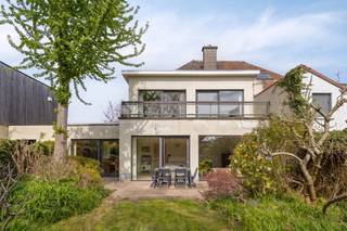 À la frontière entre Merelbeke-Melle et Gentbrugge, dans la paisible Gebroeders Dechampsstraat, vous trouverez ce bâtiment mitoyen de caractère datant de 1974. Située sur un terrain de 425 m² et d'une surface habitable de pas moins de 220 m², cette maison offre une opportunité unique pour ceux qui recherchent de l'espace, de la lumière et des opportunités.La maison dégage le charme typique des années 70, avec ses grandes fenêtres qui laissent entrer beaucoup de lumière naturelle. Les espaces de vie sont extrêmement spacieux, tant au rez-de-chaussée qu'au premier étage, et peuvent être aménagés de manière flexible selon vos goûts et vos besoins.Il y a actuellement 3 chambres complètes et une salle de bain. Le grenier très spacieux offre également de nombreuses possibilités d'agrandissement et peut être parfaitement transformé en pièces supplémentaires, en bureau ou en salle de loisirs. Comme atout supplémentaire, la maison dispose d'une agréable terrasse sur le toit où vous pourrez profiter pleinement du soleil.Le jardin orienté plein sud complète le tableau et constitue l'endroit idéal pour se détendre en toute quiétude.Bien que la maison puisse être rénovée, elle constitue la base idéale pour ceux qui souhaitent réaliser leur propre projet de logement. Avec quelques rénovations et rafraîchissements ciblés, tels qu'une nouvelle cuisine et une isolation supplémentaire, cela peut sans aucun doute devenir un véritable joyau.Bref, une maison de caractère, spacieuse et dotée d'un énorme potentiel dans un excellent emplacement près de Gand.Registre des mesures: non