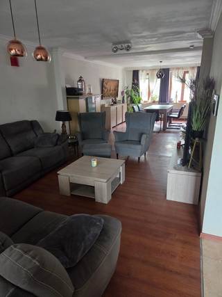De woning heeft een bewoonbare oppervlakte van 206m². Ze heeft 5 slaapkamers, 3 toiletten, 2 badkamers en 1,5 keuken, met een perceeloppervlakte van 486m². Een 2e busnummer was er in het verleden (momenteel niet in gebruik) maar deze zou via de gemeente terug aangevraagd kunnen worden. <br /><br />Op het gelijkvloers:<br />- zeer ruime woonkamer met uitzicht op de tuin en het terras<br />- open keuken met toegang naar de tuin<br />- berging<br />- inkomhal met gastentoilet<br /><br />Op de eerste verdieping:<br />- 3 slaapkamers (20m², 16m² en 16m²) waarvan de grootste met terras<br />- badkamer ( dubbele lavabo, wc, douche en bad)<br />- berging<br /><br />Op de tweede verdieping:<br />- 2 slaapkamers <br />- kitchenette<br />- badkamer (douche, lavabo en wc)<br /><br />Hierboven vind je nog een volledig geïsoleerde zolder in het punt van het dak.<br /><br />Verdere positieve punten:<br />- nieuwe boiler sinds 2023<br />- recente zonnepanelen en thuisbatterij<br />- laadpaal voor electrische wagen<br /><br />Te bezichtigen na afspraak - geen immo aub!<br /><br />Bericht/whatsapp via: 0496 61 97 16