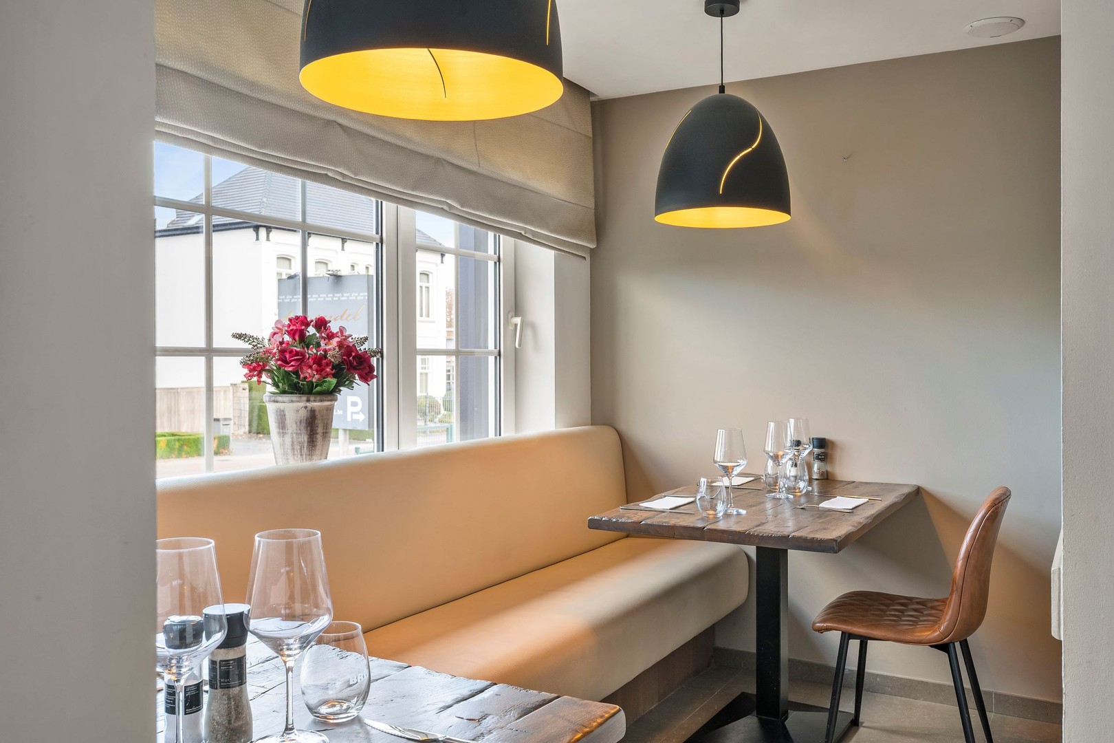 Gebouw waar het gezellige restaurant "De Vondel" is ondergebracht met woonst en voldoende parking op eigen terrein - foto 5