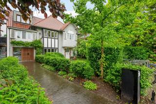 Zeer ruime woning (ca. 250m²) met 6 slaapkamers en 2 badkamers op een centrale locatieBijzonderheden:- Op een zeer centrale locatie gelegen, tussen...