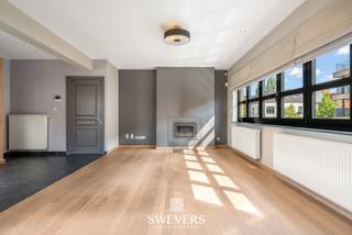 Voor uitgebreide info, surf naar www.SWEVERS.be! – In het centrum van Leopoldsburg treffen we dit prachtige hoekpand dat volledig gerenoveerd werd...