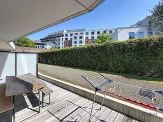 <p><b>ETTERBEEK – </b>Tussen Montgomery, Mérode en het Jubelpark, ideaal gelegen in het recente complex, "Aquila Garden“, een ONBEMEUBELD appartement van ±58 m² in het hart van het project, gelegen op de begane grond.</p>
<p><u>Op de begane grond</u> :</p>
<ul>
<li>Entreehal met apart toilet</li>
<li>Woonkamer van ±28,5 m² (3,7 x 7,6) met toegang tot een terras van ±18,5 m² op het zuiden</li>
<li>Volledig ingerichte keuken (oven, kookplaten, afzuigkap, koelkast/vriezer, vaatwasser)</li>
<li>Slaapkamer van ±13,5 m² (2,95 x 4,58) met aangrenzende doucheruimte (douche, wastafel)</li>
</ul>
<p>Kelder nr. C20</p>
<p>Parkeerplaats inbegrepen in de huurprijs nr. P64</p>
<p>EPB C+<b> </b></p>
<p><u>Vaste kosten</u>: 130 €/maand (gemeenschappelijke kosten)</p>
<p>Beschikbaar vanaf 01/10/2026!</p>