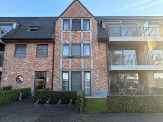<p>Nieuwbouwappartement gelegen aan de rand van dorpskern van Kaprijke met prachtig uitzicht vanop het terras. Het appartement omvat een ruime inkom - gastentoilet - living met parket en open ingerichte keuken met aanpalende berging - twee slaapkamers belegd met laminaat - badkamer met douchen ligbad en wastafel - wasplaats/berging - ruime garage. Er is een balkon vooraan het gebouw en mooi en ruim terras achteraan. Het appartement werd volledig geverfd en is dus bijgevolg instapklaar en het beschikt over heel veel lichtinval. Het appartement is heel energiezuinig en er is een lift aanwezig in de residentie - appartement gelegen op de 1° verdieping. Huisdieren zijn niet toegelaten. Provisie gemeenschappelijke kosten: €165 per maand met jaarlijkse afrekening.</p>