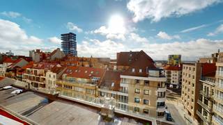 Appartement gelegen op de 7de verdieping op de zeedijk in Heist. Dit aangename hoekappartement biedt een prachtig frontaal zeezicht en achteraan een mooi uitzicht over Heist. Het appartement beschikt over een inkom met apart toilet, een lichtrijke leefruimte met één van de terrassen en een semi-open keuken. Verder zijn er twee volwaardige slaapkamers en een badkamer uitgerust met zowel een ligbad als een douche. Dankzij de grote ramen geniet het appartement van een mooie natuurlijke lichtinval. Het pand beschikt over twee terrassen, waarvan één noordgericht en één zuidgericht. Het appartement is bovendien uitgerust met een recent vernieuwde individuele condensatieketel op gas en nieuwe dubbele beglazing. Er is tevens de mogelijkheid om een garage aan te kopen, gelegen op wandelafstand van het appartement.