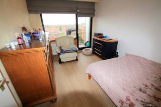 Dit gezellige appartement is ideaal gelegen vlakbij het centrum van Roeselare. Bij het binnenkomen tref je een inkomhal die leidt naar een...