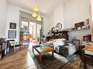 <p>Prachtig herenhuis, ideaal gelegen aan de boulevards van Doornik, opgedeeld in drie ruime appartementen in perfecte staat, allemaal verhuurd en met kelders in de onderbouw.</p><p>Gelijkvloers: Appartement van 70m² met een mooie leefruimte, ingerichte keuken, slaapkamer, badkamer, terras en tuin van 400m². Verhuurd voor €780/maand.</p><p>1e verdieping: Appartement van 60m² met een lichte woonkamer, ingerichte keuken, slaapkamer, bureau, badkamer en balkon/terras. Verhuurd voor €680/maand.</p><p>2e verdieping: Duplex met woonkamer, ingerichte keuken en grote slaapkamer op de bovenverdieping. Verhuurd voor €600/maand.</p><p>Technische kenmerken: Volledig dubbel glas, centrale verwarming op gas, elektriciteit conform tot 2037, maandelijkse huuropbrengst: €2.030.</p>