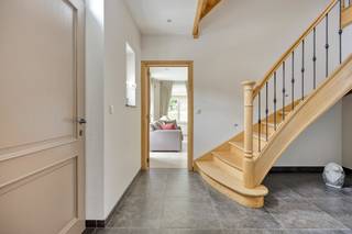 Wonen in het groen, met ruimte rondom en hedendaags comfort binnen.<br /><br />In een residentiële en bosrijke omgeving van Keerbergen bevindt zich deze karaktervolle villa uit 2013, gelegen op een prachtig perceel van maar liefst 1.800 m².<br /><br />Via de inkomhal, voorzien van een gastentoilet en trap naar de verdieping, komen we in de ruime leefruimte. Een aansluitende aparte maar toch geïntegreerde ruimte kan perfect worden ingericht als bureau, thuiswerkplek of rustige leesruimte.<br /><br />De leefruimte vloeit naadloos over in de volledig geïnstalleerde leefkeuken met centraal eiland. Grote raampartijen zorgen voor veel licht en versterken de directe verbinding met het terras en de tuin. De westelijke oriëntatie zorgt bovendien voor aangename namiddag- en avondzon.<br /><br />Verder beschikt het gelijkvloers over een bijzonder ruime en praktische berging met douche en toilet, met rechtstreekse toegang tot de dubbele inpandige garage en de kelder.<br /><br />Op de eerste verdieping bevinden zich drie zeer ruime slaapkamers, voorzien van vaste inbouwkasten.<br /><br />De master bedroom beschikt over een afzonderlijke (dressing)ruimte. De ruime badkamer is uitgerust met een ligbad, inloopdouche en toilet.<br /><br />Een vaste trap leidt vervolgens naar de dakverdieping. Hier bevindt zich een zeer ruime polyvalente ruimte die afhankelijk van de behoeften kan worden ingericht als hobbykamer, fitnessruimte, speelruimte, extra slaapkamer of thuiskantoor.<br /><br />Deze villa combineert haar karaktervolle uitstraling met een uitstekende energieprestatie.<br />De woning beschikt over EPC-label A met een score van slechts 56 kWh/m², vloerverwarming en een geothermische warmtepomp.<br /><br />Het perceel van 1.800 m² is volledig afgesloten en biedt ruimte en rust met volwassen groen. De woning ligt hierdoor privé en voelt bijzonder aangenaam aan, terwijl je toch deel uitmaakt van de residentiële omgeving van Keerbergen.<br /><br />Een woning voor wie niet alleen een huis zoekt, maar vooral ruimte, rust en een aangename plek om thuis te komen.<br /><br />