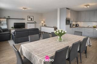 Modern appartement met mooi zicht te Kortrijk –  ideaal als vaste woonst of als investering. Dit verzorgd instapklaar appartement op het 3de verdiep met lift heeft alles om comfortabel te wonen.<br /><br />Het appartement bevindt zich op een uitstekende locatie  waardoor u dagelijks kan genieten van een ontspannen sfeer die deze mooie stad te bieden heeft. Dit omvat o.a.:<br /> - Inkomhal met praktische vestiairekast<br />- Toegang tot de volledige zolder, wat zorgt voor nog meer bergruimte indien nodig<br />- Zeer ruime open leefruimte waar het overvloedige natuurlijke licht en de open indeling zorgen voor een aangename en warme sfeer <br />- Aansluitend bevindt zich de keuken, die naadloos aansluit bij de leefruimte<br />- Berging, ideaal voor wasmachine, droogkast en extra stockage<br />- Badkamer met douche, ligbad en lavabomeubel<br />- 2 volwaardige slaapkamers met inbouwkasten<br />- Extra troeven zijn de overdekte staanplaats op niveau -1 en de private kelderberging. <br />- EPC label B <br />- Bewoonbare oppervlakte: 89m²<br />- Overal dubbele beglazing, overal centrale verwarming met nieuwe CV ketel op aardgas<br /><br />Mis deze kans niet om een comfortabel en rendabel appartement te verwerven op een toplocatie <br />Interesse? Plan vandaag nog uw bezoek! Mail uw aanvraag naar info@immodebo.be voor bezoek