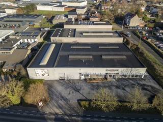 Bâtiment commercial bien situé à louer à Courtrai. Situé à 1 minute de la R8 avec une excellente connexion avec l'E17, l'E403, etc.Le...