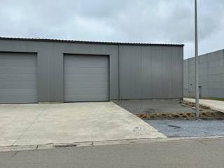 Bedrijfsruimte/magazijn van 250m², zeer goed gelegen in KMO zone Het Dorlik.Vlakbij de op- en afrit N°29 van de E 313.De hal is voorzien van een...