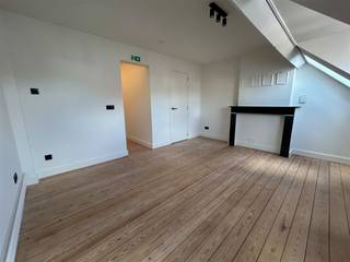 <p><span><span>Op de Tiensevest, op wandelafstand van het Station van Leuven, kan je deze prachtige studentenkamer terugvinden in een gerenoveerd herenhuis. Het gebouw beschikt over een inpandige fietsenstalling, een moderne gemeenschappelijke keuken en een gezellige stadstuin waar de studenten kunnen samenkomen om te ontspannen. In Residentie Zucchero wordt volop ingezet op hoge kwaliteit en graad van afwerking, wat zorgt voor een absolute meerwaarde. Dit is gebouw is op een uiterst gunstige locatie gelegen, in nabijheid van het stadscentrum, allerlei campussen, faciliteiten en het Station van Leuven.</span></span><br /><br /><span><span>De kamer bevindt zich op de derde verdieping aan de achterzijde van het gebouw en wordt volledig bemeubeld aangeboden. Ze is uitgerust met een tweepersoonsbed inclusief matras, een bureau, een ontbijtblok met microgolfoven en koelkast en een ruime kleerkast. Kortom, alles is aanwezig om het studentenleven zo comfortabel mogelijk te maken. </span></span><br /><br /><span><span>Interesse of een bezichtiging ter plaatse? Contacteer ons via </span></span><span><span>verhuur@connect-immo.be</span></span><span><span> of 016 229 228</span></span><br /><br /><span><span>Huurprijs: €715 + €90 provisie lasten</span></span><br /><span><span>*Exclusief studententaks</span></span><br /><span><span>Beschikbaar vanaf 1 september!</span></span></p>