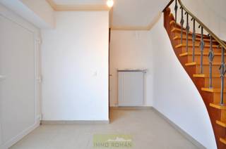 Deze op en top gerenoveerde woning treffen we in een rustige woonwijk te Eine, deelgemeente van Oudenaarde. Uitstekend gelegen met alle...