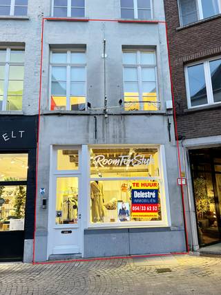 Dit veelzijdige karaktervolle handelsgebouw is centraal gelegen in de bruisende binnenstad van Mechelen en biedt tal van mogelijkheden. Indeling:
• Handelsgelijkvloers van ca. 65 m².
• Eerste verdieping met bureelruimte, stockruimte, kitchenette en een aangenaam buitenterras.
Praktisch:
• Huurprijs: € 2.050/maand.
• Onroerende voorheffing ten laste van de huurder.
• Geen voedingswinkels toegelaten.
EPC LABEL C.
Benieuwd naar dit bedrijfsvastgoed te huur?
Contacteer info@immodelestre.be of 054 33 62 52.
www.immodelestre.be