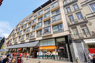 Slim investeren/wonen in hartje Brussel.Welkom in dit prachtige appartement aan de Kiekenmarkt, in het hart van het historische centrum van Brussel. Dit recent verbouwde appartementsgebouw (2015) combineert moderne voorzieningen met een ideale ligging, op wandelafstand van de Grote Markt, de Beurs, de Sint-Katelijnewijk, winkels, restaurants, het openbaar vervoer en alle voorzieningen van de stad. De lichtrijke leefruimte, de volledig uitgeruste keuken, de ruime slaapkamer en de moderne badkamer staan garant voor optimaal wooncomfort. Dankzij de centrale ligging en de recente bouw vormt dit appartement een uitstekende investering. Door het systeem van erfpacht, koopt u aan een aanzienlijk lagere aankoopprijs wat zorgt voor een zeer aantrekkelijk rendement voor investeerders, maar evenzeer voor jonge koppels, expats of iedereen die op zoek is naar een verblijf in de hoofdstad.Kenmerken:Erfpacht van toepassing op grond.Ideale ligging in het historische centrum van Brussel.Bouwjaar: 2015.Verwarming monoblock warmtepomp individueelModerne afwerking.Lichtrijke leefruimte.Ruime slaapkamer.Lift in het gebouw.Uitstekende investering.Op wandelafstand van winkels, restaurants, culturele activiteiten, de metro en het station Brussel-Centraal.Een unieke kans, neem contact op met STRUCTURA via 02/460 80 46 of via info@structura.be.