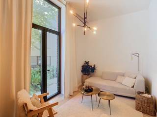 <p>Dit sfeervolle gemeubelde appartement met 2 slaapkamers in het centrum van Leuven combineert de charme van een historische locatie met hedendaags wooncomfort. De woning werd met veel aandacht voor de geschiedenis van het gebouw verbouwd, waarbij de beschikbare ruimte optimaal werd benut. Zo geniet je niet alleen van een aangename woonomgeving, maar ook van verschillende praktische en discrete opbergmogelijkheden die mooi in het geheel zijn geïntegreerd.</p><p>Bij het binnenkomen leidt de inkomhal je naar de verschillende leefruimtes. De leefruimte vormt het centrale hart van het appartement en biedt plaats voor een comfortabele zithoek en eethoek. De volledig uitgeruste keuken sluit mooi aan bij de woonruimte en beschikt over een vaatwasmachine, oven, microgolfoven en koelkast met vriesvak. Hierdoor beschik je over alles wat je nodig hebt voor het dagelijkse comfort, zonder aan praktische ruimte in te boeten.</p><p>Het appartement beschikt over twee slaapkamers, waardoor het zowel geschikt is voor een koppel, een klein gezin als voor wie een extra kamer als bureau, logeerkamer of hobbyruimte wenst te gebruiken. In één van de slaapkamers is bovendien een zetelbed aanwezig. De badkamer is uitgerust met een douche, dubbele lavabo en toilet en werd praktisch ingericht met aandacht voor het beschikbare volume.</p><p>Ook buiten is aan het nodige comfort gedacht. Het appartement beschikt over een terrasje, een aangename plek om even buiten te zitten. Daarnaast is er een praktische kist voorzien waarin je het vuilnis buiten kunt bewaren.</p><p>De ligging in het centrum van Leuven is een belangrijke troef. Je woont op wandelafstand van het bruisende stadsleven, met winkels, restaurants, cafés, diensten en culturele voorzieningen in de directe omgeving. Ook de historische sfeer van Leuven ligt letterlijk om de hoek. Dankzij de centrale ligging is dit gemeubelde appartement met 2 slaapkamers een interessante keuze voor wie graag alles binnen handbereik heeft en tegelijk waarde hecht aan een woning met karakter.</p><p>Het appartement wordt gemeubeld verhuurd aan 1395 euro per maand, met daarbovenop 200 euro per maand voor de bemeubeling. Een autostaanplaats kan bijkomend worden gehuurd voor 90 euro per maand. Alle nutsvoorzieningen zijn individueel. Ben je op zoek naar een gemeubeld appartement met 2 slaapkamers in Leuven dat historische charme combineert met praktisch wooncomfort en een centrale ligging, dan is dit zeker een bezoek waard. Plan nu je bezoek via www.living-stone.be of charlotte.geyskens@living-stone.be! </p>