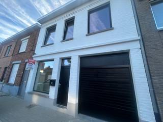 <strong>Wervik - Vernieuwde woning met 3 slaapkamers, garage en tuin te koop.</strong><br /><br /><strong>Indeling:</strong><br /><u>Gelijkvloers:</u> inkom, ruime living met open keuken en diepe garage<br /><u>1ste verdieping:</u> 3 ruime slaapkamers en badkamer<br />+ Grote zolder<br />+ Droge kelder<br /><br /><strong>Troeven:</strong>
<ul><li>Elektriciteit conform</li><li>Goed EPC</li><li>Zuidgericht terras en tuin</li><li>Op wandelafstand van het centrum</li><li>Grote ruimtes en veel lichtinval</li></ul>
