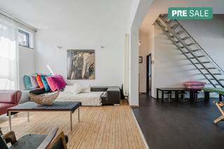 Ontdek dit pand tijdens de Pre-sale op zaterdag 04/07 van 9u tot 10u30, maak nu jouw afspraak!Deze unieke eigendom werd ingericht als 3 aparte entiteiten met mogelijkheid om op te splitsen, ook de nutsvoorzieningen werden reeds opgesplitst. Deze woning beschikt over 5 slaapkamers, praktijkruimte, atelier en kan dienen als kangoeroewoning en is vergund voor 60m² groter maar werd nog niet uitgevoerd.INDELINGGelijkvloers:Praktijkruimte met lavabo, wc en berging - inkomhal - apart toilet - lichtrijke leefruimte (houthaard) met aansluitende eetkamer - open keuken (oven, microgolf, vaatwas, kookplaat, dampkap) - atelier (120 m²) - oprit met staanplaatsen - prachtig ecologische tuin - terrasEerste verdiep:Nachthal - open keuken - eetkamer - leefruimte - slaapkamer 1 - slaapkamer 2 - wasruimte - badkamer (douche, bad, dubbele lavabo)Tweede verdiep:Nachthal - slaapkamer 3 - slaapkamer 4 - slaapkamer 5ALGEMENE INFO- grondoppervlakte 1.235m²- mogelijkheid kangoeroewoning- centrale verwarming op stookolie- atelier met dubbele poort (120 m²)- achterbouw van 2010- kelder aanwezig- overal dubbele beglazingInteresse in deze eigendom? Contacteer onze makelaar Rob voor meer info of een bezoek ter plaatse via 0493 25 35 89 of waregem@dewaele.com.De eigendom wordt aangeboden via de Pre-sale formule. Op 04/07/2026 tussen 09:00 en 10:30 kan u de woning op afspraak komen bezichtigen en een bod uitbrengen. De vermelde prijs is een instelprijs. Voor meer info, gelieve contact op te nemen met de dossierverantwoordelijke.Bestuursmaatregelen in het maatregelenregister: nee