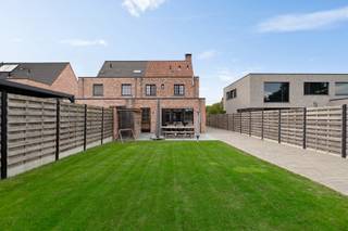 <p>Ontdek deze prachtige en energiezuinige halfopen bebouwing uit 2016, gelegen op een toplocatie in Rijkevorsel. De woning combineert een hoogwaardige afwerking met veel ruimte en hedendaags wooncomfort. Met drie slaapkamers, een aparte bureauruimte en prachtige ingemaakte kasten werd er veel aandacht besteed aan kwaliteit en functionaliteit. Buiten vormt de fraai aangelegde tuin met zwembad en poolhouse de ideale plek om volop te genieten. De dubbele garage, zonnepanelen, airconditioning en het gunstige EPC-label A maken het plaatje compleet.<br /><br />Indeling:<br />Gelijkvloers:<br />- Inkomhal met apart toilet<br />- Woonkamer<br />- Bureauruimte<br />- Eetkamer<br />- Keuken<br />- Achterinkom<br />- Wasplaats/douchekamer<br /><br />Eerste Verdieping:<br />- Nachthal<br />- Badkamer<br />- Slaapkamer 1<br />- Slaapkamer 2 met dressing<br /><br />Tweede verdieping:<br />- Slaapkamer 3<br />- Technische ruimte<br /><br />Buiten:<br />- Tuin<br />- Terras<br />- Dubbele garage<br />- Poolhouse<br />- Douchekamer<br />- Verwarmd zwembad<br /><br />Bijzonderheden:<br />- EPC A<br />- Kwalitatieve materialen<br />- Toplocatie<br />- Zonnepanelen<br />- Zwembad<br />- Mogelijkheid overnemen meubels<br /><br />Mis deze kans niet! Plan snel je bezoek en ontdek deze mooie woning zelf.<br /><br />04 86 90 59 50<br />toon.vermeiren@albert.immo<br />www.albert.immo<br /><br />Voor alle foto's en interactieve plannen verwijzen wij naar onze website: www.albert.immo</p>