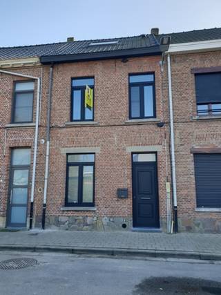 Deze gerenoveerde rijwoning, gelegen in het centrum van Lokeren, biedt een ideale combinatie van comfort en potentieel. Dankzij de uitstekende ligging bevinden winkels, scholen, openbaar vervoer en het bruisende stadscentrum zich op korte afstand.<br /><br />In 2025 werd de woning volledig gerenoveerd.  Er werd ingezet op energiezuinigheid, met een EPC score label A als gevolg.  Er is vloerverwarming op het gelijkvloers en C.V. boven, ventilatiesysteem D, enz.<br /><br />De woning beschikt over een gezellige leefruimte, een moderne ingerichte keuken met zicht op het terras en het tuintje, een ruime badkamer met moderne douche, een apart toilet. Op de eerste verdieping zijn er 2 ruime slaapkamers.  De zolder, bereikbaar via een vaste trap, biedt nog mogelijkheden om als extra kamer/bureau te fungeren. Ook is er een kleine kelder aanwezig.  Het terras en het tuintje met tuinberging is zeker een pluspunt!<br /><br />Deze woning is ideaal voor een koppel of alleenstaande of een klein gezin.  De woning is beschikbaar vanaf 1/4/2026 of in onderling overleg.<br />Voor vragen of bezichtiging, gelieve te mailen naar is.waasmunster@skynet.be of tel. 0495/733419.<br /> 