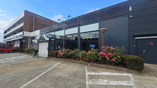 <h3><span>Bedrijfspand met showroom en magazijnen te huur Brusselsesteenweg, Herent</span></h3><h3><span> </span></h3><p><span>Dit veelzijdige bedrijfspand, gelegen op een uitstekende zichtlocatie langs de Brusselsesteenweg in Herent, combineert representatieve showroomruimte met ruime magazijn- en opslagmogelijkheden. Dankzij de flexibele indeling kan het pand zowel als één geheel als opgesplitst in drie afzonderlijke units worden gehuurd (zie plan onder tabblad documenten).</span></p><p><span> </span></p><p><span>Hieronder een mogelijke opdeling:</span></p><p><span>Winkelruimte met magazijn (1166 m²) en kantoor (36 m²) (A) huurprijs: 8950,00 EUR per maand</span></p><p><span>Magazijn (825m²) met kantoorruimte (108m²) (C) 6850,00 EUR per maand</span></p><p><span>Magazijn (683m²) met kantoorruimte (108m²) (B) 5800,00 EUR per maand</span></p><p><span> </span></p><p><span>De magazijnruimtes zijn uitgerust met sectionale poorten, wat een vlotte toegang voor laden en lossen mogelijk maakt. Op het ruime buitenterrein zijn parkeerplaatsen voorzien voor personeel en bezoekers, aangevuld met voldoende manoeuvreerruimte voor vrachtwagens.</span></p><p><span> </span></p><h3><span>Troeven</span></h3><h3><span> </span></h3><ul><li><span>Strategisch gelegen bedrijfspand langs de Brusselsesteenweg in Herent;</span></li><li><span>Combinatie van showroom- en magazijnruimte;</span></li><li><span>Mogelijkheid tot huur als één geheel of als drie afzonderlijke units;</span></li><li><span>Showroom aan de straatzijde met uitstekende visibiliteit;</span></li><li><span>Magazijnen voorzien van sectionale poorten;</span></li><li><span>Ruime parkeermogelijkheden op eigen terrein;</span></li><li><span>Buitenterrein met voldoende laad-, los- en manoeuvreerruimte voor vrachtverkeer.</span></li></ul><p><span> </span></p><h3><span>Ligging en bereikbaarheid</span></h3><h3><span> </span></h3><p><span>Het pand bevindt zich langs de Brusselsesteenweg, een belangrijke verbindingsweg tussen Leuven en Brussel. Dankzij de nabijheid van de belangrijkste autosnelwegen is het bedrijfspand vlot bereikbaar voor zowel personenwagens als vrachtverkeer.</span></p><ul><li><span>Snelle verbinding met Leuven en Brussel;</span></li><li><span>Nabij de op- en afritten van de </span><span>E314</span><span>;</span></li><li><span>Goede aansluiting op de </span><span>E40</span><span>.</span></li></ul><p><span> </span></p><h3><span>Het gebouw</span></h3><h3><span> </span></h3><p><span>Het bedrijfsgebouw beschikt over verschillende functionele ruimtes die flexibel kunnen worden gebruikt en ingedeeld. De combinatie van showroom, magazijnen en buitenterrein maakt het pand geschikt voor uiteenlopende professionele activiteiten.</span></p><p><span>Aan de straatzijde bevindt zich de showroomruimte, die dankzij de ligging en visibiliteit een representatieve uitstraling biedt. De achterliggende magazijn- en opslagruimtes zijn rechtstreeks toegankelijk via sectionale poorten.</span></p><p><span>Het aansluitende buitenterrein biedt bijkomende ruimte voor parkeren, laden en lossen en beschikt over voldoende manoeuvreerruimte voor vrachtwagens.</span></p><p><span> </span></p><h3><span>Voorzieningen</span></h3><h3><span> </span></h3><ul><li><span>Showroomruimte aan de straatzijde;</span></li><li><span>Magazijn- en opslagruimtes;</span></li><li><span>Sectionale poorten;</span></li><li><span>Eigen parkeerplaatsen;</span></li><li><span>Ruim buitenterrein;</span></li><li><span>Manoeuvreerruimte voor vrachtwagens;</span></li><li><span>Flexibele indeling in drie afzonderlijke units.</span></li></ul><p><span> </span></p><p><span>Bent u op zoek naar een goed gelegen bedrijfspand met showroom, magazijnruimte en ruime buitenmogelijkheden? Dit pand aan de Brusselsesteenweg in Herent biedt een flexibele oplossing voor bedrijven die nood hebben aan zowel commerciële visibiliteit als opslag- en logistieke ruimte.</span></p><p><span>Neem contact met ons op voor meer informatie of om een bezoek aan het pand in te plannen.</span></p>