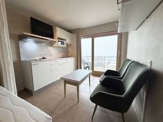 Deze ingerichte en instpaklare studio geniet van een topligging op de Zeedijk van Blankenberge, op wandelafstand van het centrum, winkels en openbaar vervoer. Hier ervaart u de ideale combinatie van ontspanning aan zee en een uitstekende bereikbaarheid.<br />Indeling: Inkomhal met vestiaire, aparte badkamer uitgerust met toilet, douche en wastafel, lichtrijke leefruimte met dubbel bed en zithoek, alsook een vernieuwde en volledig geïnstalleerde keuken. Daarnaast beschikt de studio over een terras waar u kan genieten van een prachtig uitzicht op het strand, de zee en pier.<br /><br />De studio wordt verkocht onder opstalrechtformule, wat resulteert in een aantrekkelijkere aankoopprijs aangezien de grond niet wordt aangekocht. Er wordt jaarlijks een fiscaal aftrekbare canon betaald aan de grondeigenaar.<br /><br />Droomt u van een eigen tweede verblijf aan zee of bent u op zoek naar een interessante investering aan de kust? Let op: domiciliëring is niet mogelijk.<br /><br />Voor meer informatie of een bezoek ter plaatse aarzel niet en bel Gaëlle op het nummer 0479 17 17 17