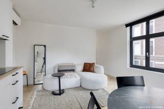 Appartement meublé et convivial situé au premier étage d’un immeuble d’angle récemment entièrement rénové. Le séjour lumineux avec parquet...