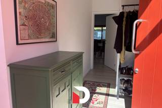 DE WONING IS BESCHIKBAAR VOOR EEN PERIODE VAN 1 JAAR EN 9 MAANDEN VANAF 01/07/2026.Deze instapklare en volledig bemeubelde rijwoning is gelegen in...